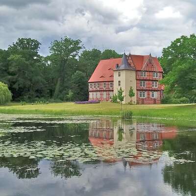 Blick auf das Herrenhaus Briest (Foto: Gartenträume Sachsen-Anhalt e. V.)