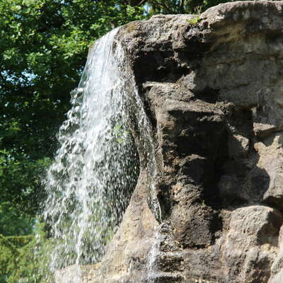 Wasserfall im Stadtpark Tangerhütte (Foto: Stephanie Elgert)