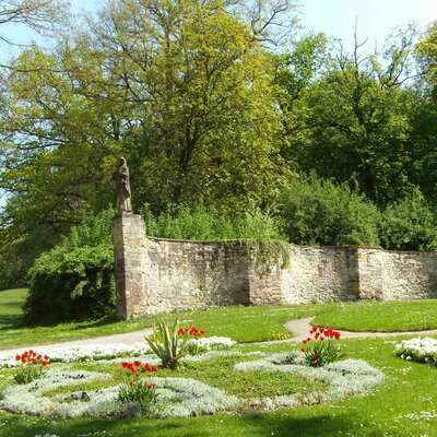 Nischenwand im Schlosspark Harbke (Foto: Gemeinde Harbke)